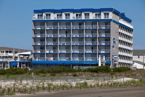 Adventurer Oceanfront Hotel 3*